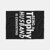 トロフィーの夫は疲れている フリースブランケット (正面(横))