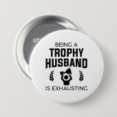 トロフィーの夫は疲れている 缶バッジ (正面&裏面)
