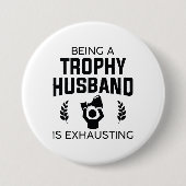 トロフィーの夫は疲れている 缶バッジ (正面)