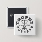 トロフィーの夫 2019 ボタン 缶バッジ (正面&裏面)