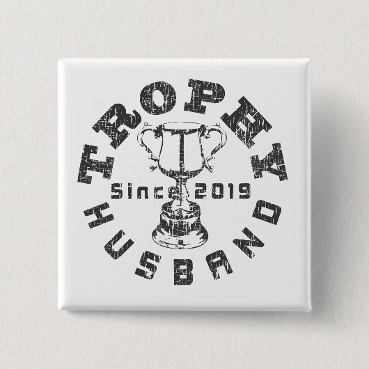 トロフィーの夫 2019 ボタン 缶バッジ (正面)