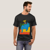 トロフィースタイルの青い猫のソファ Tシャツ (正面フル)