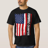 トロフィーチャンピオンおもしろい豆バッグコーンホールプレイヤーフラグ Tシャツ (正面)