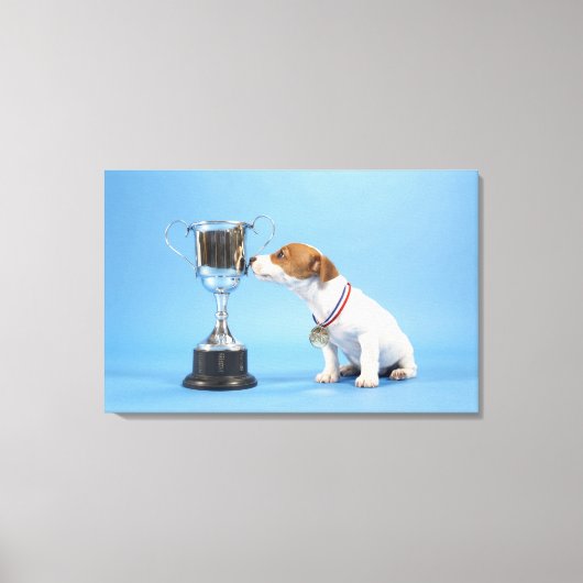 トロフィー付き犬 キャンバスプリント (正面)