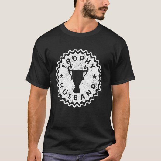 トロフィー夫 - 面白い花婿 旦那様になる Tシャツ (正面)