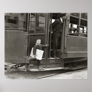 トロリーに乗る新聞少年、1910年。ヴィンテージ写真 ポスター