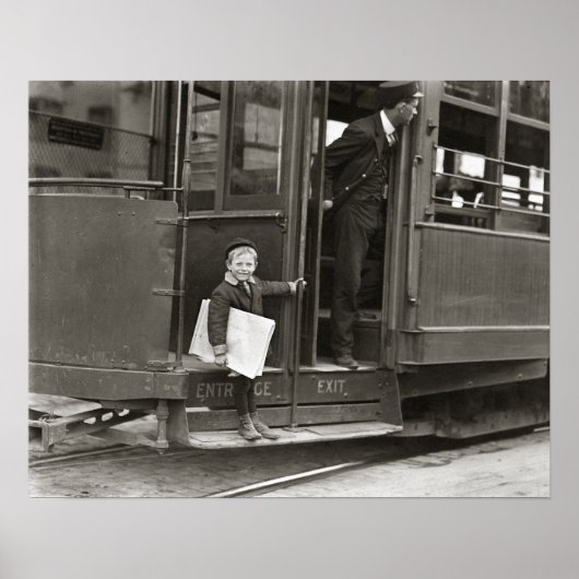 トロリーに乗る新聞少年、1910年。ヴィンテージ写真 ポスター (正面)