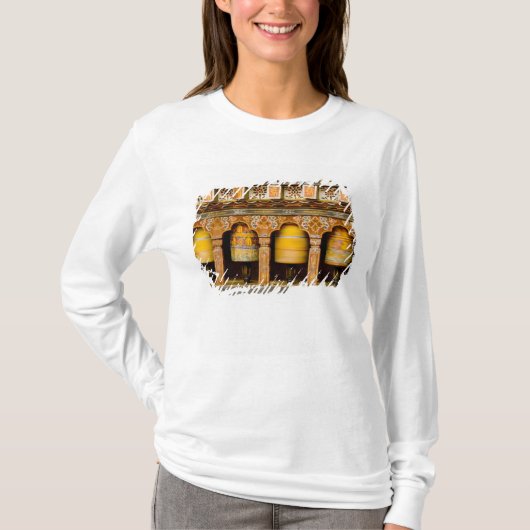 トロンサ・ゾンにある祈りの車輪、マニ車 Tシャツ (正面)
