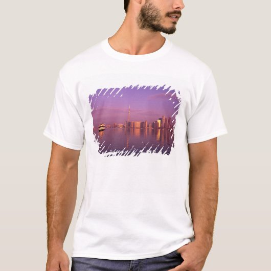 トロントのスカイライン、オンタリオ州、カナダ Tシャツ (正面)