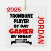 トロンボンプレーヤー遊はビデオゲームを愛 セラミックオーナメント (裏面)