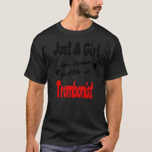 トロンボーン奏者を好む女の子にすぎない Tシャツ