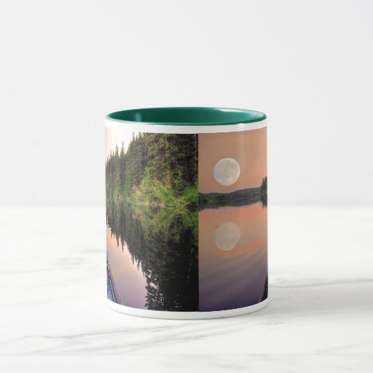 トワすごいイライトのカヌーから湖の上の月 マグカップ (中央)