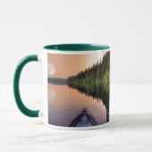 トワすごいイライトのカヌーから湖の上の月 マグカップ (左)