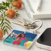 トワイライトビーチポートレート – ネオンピンクビキンの女性 キーホルダー (正面右)