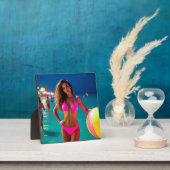 トワイライトビーチポートレート – ネオンピンクビキンの女性 フォトプラーク (インサイチュ)