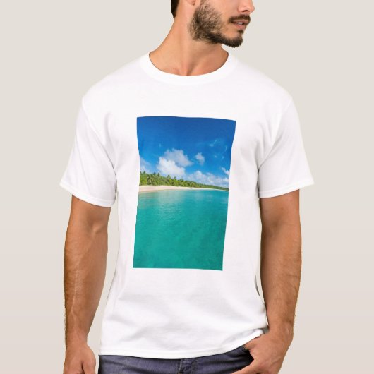 トンガのヤシ並木のビーチ Tシャツ (正面)