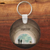 トンネルのキーチェーン上の2人 キーホルダー (正面)