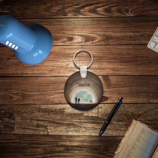 トンネルのキーチェーン上の2人 キーホルダー