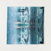 トンネル上の人歩く タペストリー (正面(横))