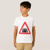 トンネル注意道路標識交通記号 Tシャツ (正面フル)