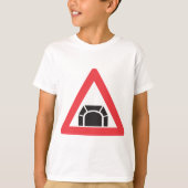 トンネル注意道路標識交通記号 Tシャツ (正面)