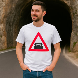 トンネル警告の道路標識の交通記号 Tシャツ