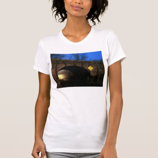 トンネルI -トンネルを越える魔法の世界 Tシャツ (正面)