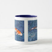 トンボが付いているタイルを張られたプールのSankeの斑点を付けられたコイ マグカップ (中央)