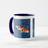 トンボが付いているタイルを張られたプールのSankeの斑点を付けられたコイ マグカップ (正面左)