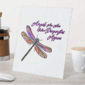 トンボが近づくと天使が現れる – 台座サイン (インサイチュ)