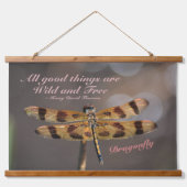 トンボすべての良いものは野生と自由な引用文 吊り下げ型タペストリー (正面)