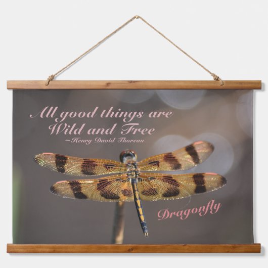 トンボすべての良いものは野生と自由な引用文 吊り下げ型タペストリー (正面)