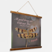 トンボすべての良いものは野生と自由な引用文 吊り下げ型タペストリー (傾斜あり)