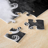 トンボに驚くタキシード猫 ジグソーパズル (側面)