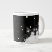 トンボに驚くタキシード猫 ジャンボコーヒーマグカップ (正面右)