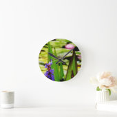 トンボのはすおよび紫色の花 ラウンド壁時計 (ホーム)