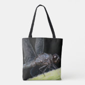 トンボの近くに、黒い目をして、丘の上に止まっていた トートバッグ (裏面)
