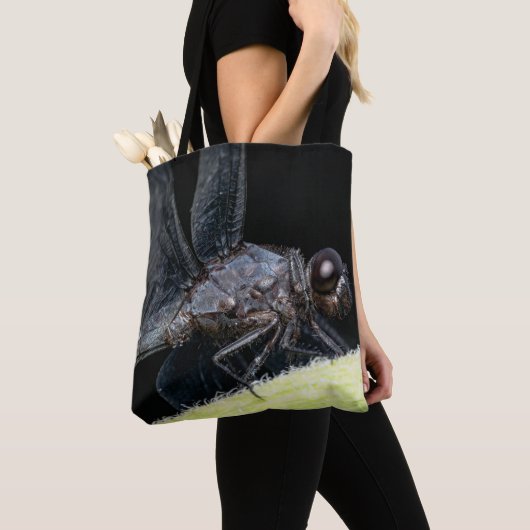 トンボの近くに、黒い目をして、丘の上に止まっていた トートバッグ (クローズアップ)