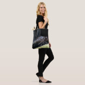 トンボの近くに、黒い目をして、丘の上に止まっていた トートバッグ (モデル)