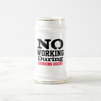 トーストをスタイル、仕事おもしろい、飲み時間で上げる ビールジョッキ