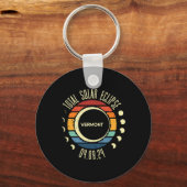 トータル太陽のエクリプバーモントレトロ2024メンズウィメンズK キーホルダー (正面)