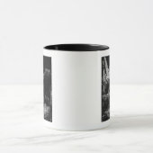 トーチ1654年が付いている十字からの降下 マグカップ (中央)