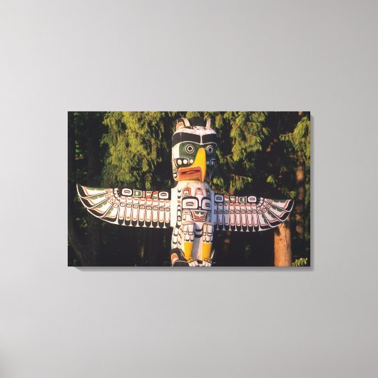 トーテムポールカナダのバンクーバーにある。 キャンバスプリント (正面)