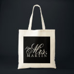 トートバックの未来の夫人 トートバッグ<br><div class="desc">特別な日の文字が付いているトートバックは、容易にあなたのカスタムな文字を加え、あなたのスタイルに適するために背景色を変えます。 示されているように名字は、使用独身の宇宙か減少文字のサイズハートにより長い名前に合うために二重間隔をあけられます。</div>