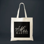 トートバックの未来の夫人 トートバッグ<br><div class="desc">特別な日の文字が付いているトートバックは、容易にあなたのカスタムな文字を加え、あなたのスタイルに適するために背景色を変えます。 示されているように名字は、使用独身の宇宙か減少文字のサイズハートにより長い名前に合うために二重間隔をあけられます。</div>