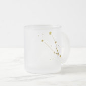 トーラスの(占星術の)十二宮図によって曇らされるビールのジョッキ フロストグラスマグカップ (正面右)