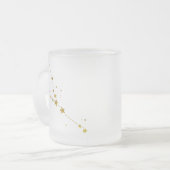 トーラスの(占星術の)十二宮図によって曇らされるビールのジョッキ フロストグラスマグカップ (正面左)