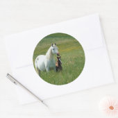 トールグラスに浮かぶ馬と馬 ラウンドシール (封筒)