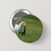 トールグラスに浮かぶ馬と馬 缶バッジ (正面&裏面)