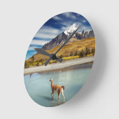 トーレス・デル・ペインの川を渡るグアナコ ラウンド壁時計 (傾斜)